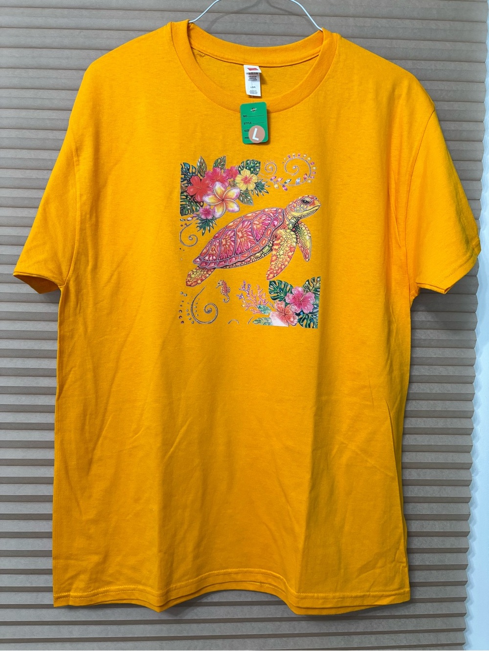 SPECIAL NEW Vibrant Tropical Sea Turtle Graphic Tee - Yellow size Large